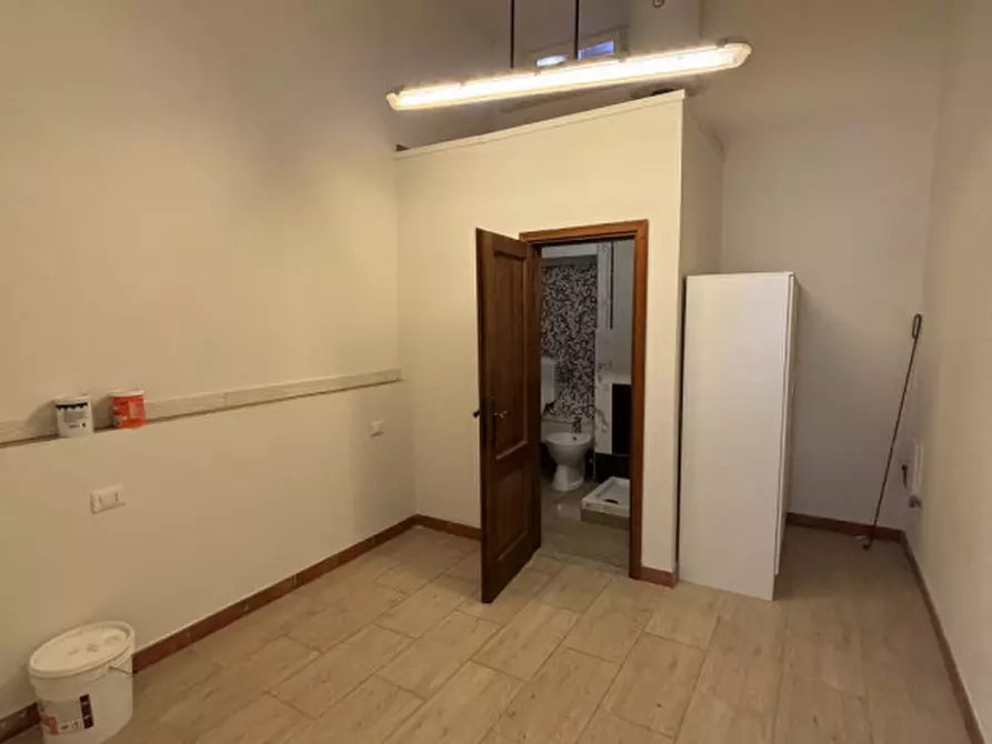 Immagine 2 di Negozio in affitto  in VIA BRONZINO a Firenze