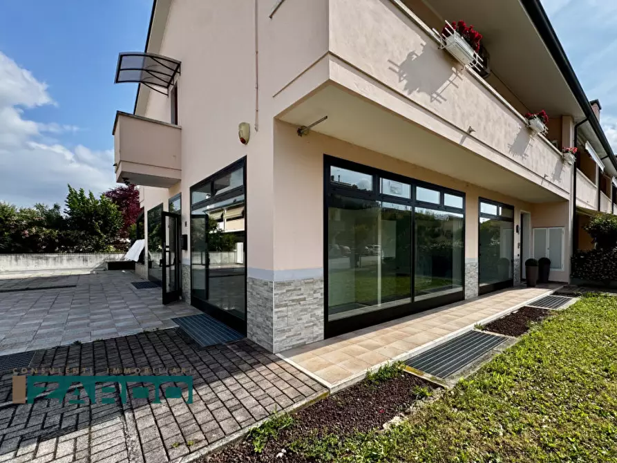 Immagine 1 di Negozio in vendita  a Castello Di Godego