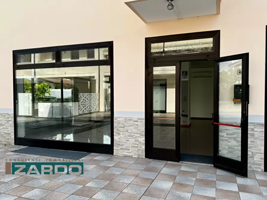 Immagine 2 di Negozio in vendita  a Castello Di Godego