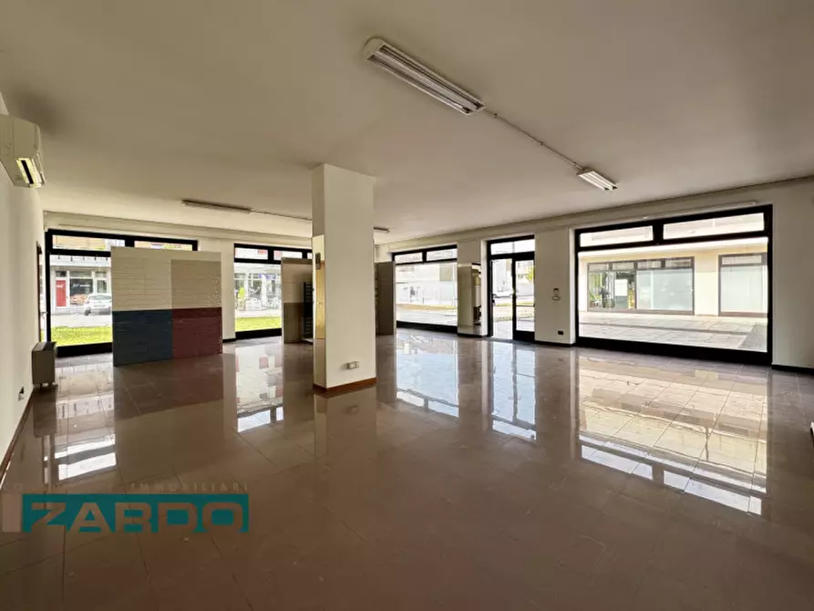 Immagine 3 di Negozio in vendita  a Castello Di Godego