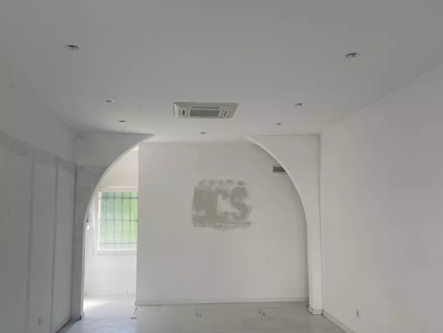 Immagine 1 di Negozio in affitto  a Stra