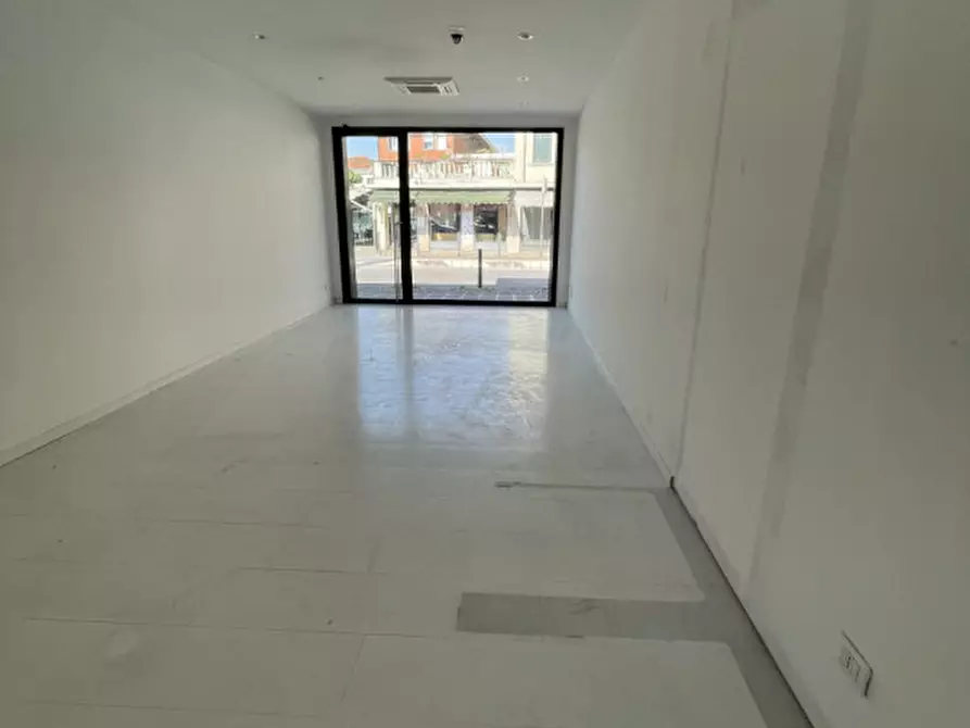 Immagine 3 di Negozio in affitto  a Stra