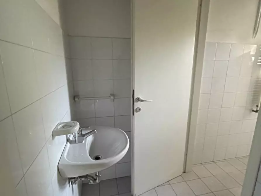 Immagine 12 di Negozio in affitto  a Stra