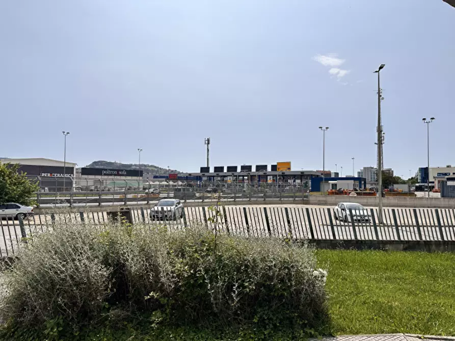 Immagine 11 di Ufficio in vendita  in Via Thomas Edison a Ancona