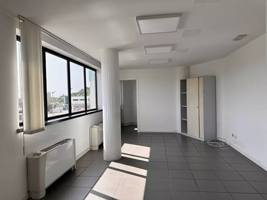 Immagine 14 di Ufficio in vendita  in Via Thomas Edison a Ancona