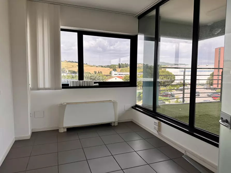 Immagine 21 di Ufficio in vendita  in Via Thomas Edison a Ancona