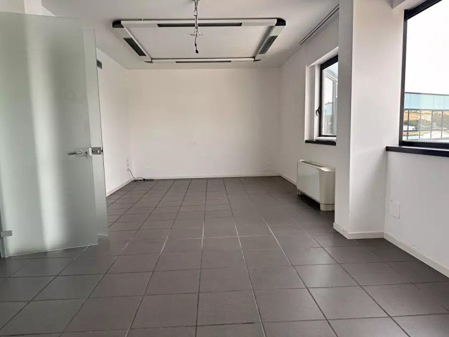 Immagine 22 di Ufficio in vendita  in Via Thomas Edison a Ancona