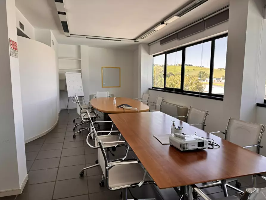 Immagine 30 di Ufficio in vendita  in Via Thomas Edison a Ancona