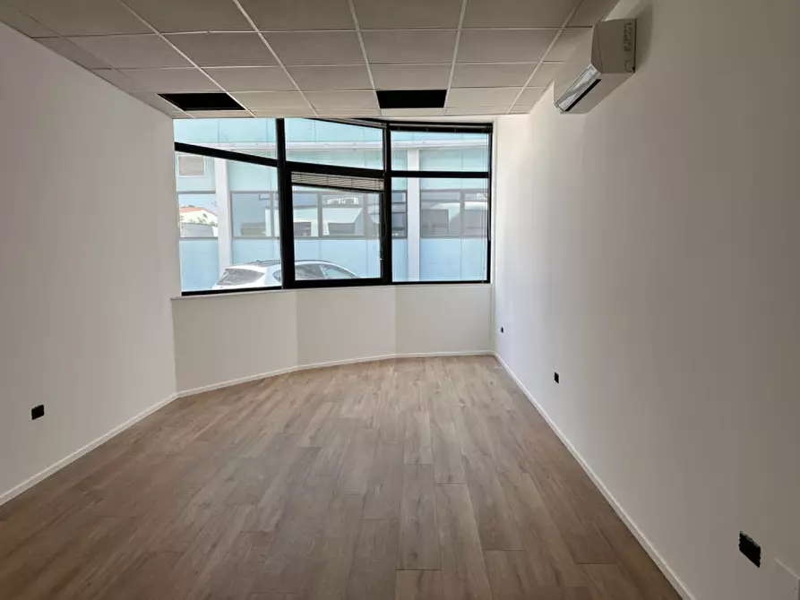 Immagine 32 di Ufficio in vendita  in Via Thomas Edison a Ancona