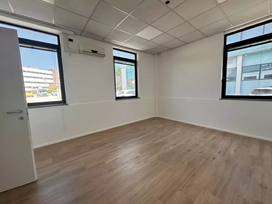 Immagine 32 di Ufficio in vendita  in Via Thomas Edison a Ancona