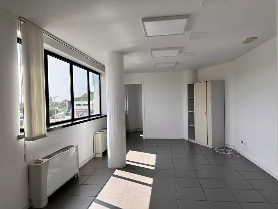 Immagine 34 di Ufficio in vendita  in Via Thomas Edison a Ancona