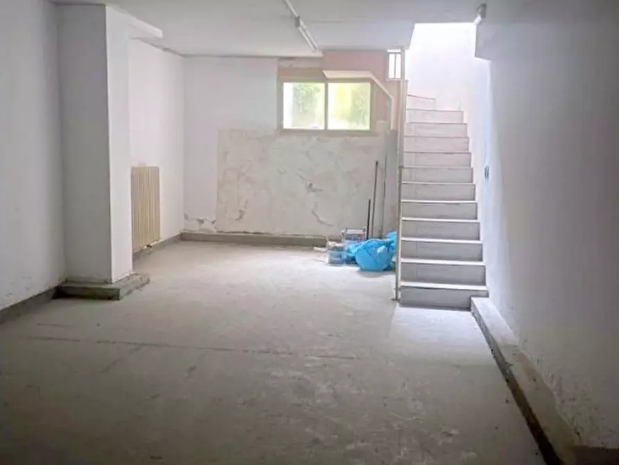 Immagine 3 di Negozio in vendita  in Viale Stazione a Montegrotto Terme