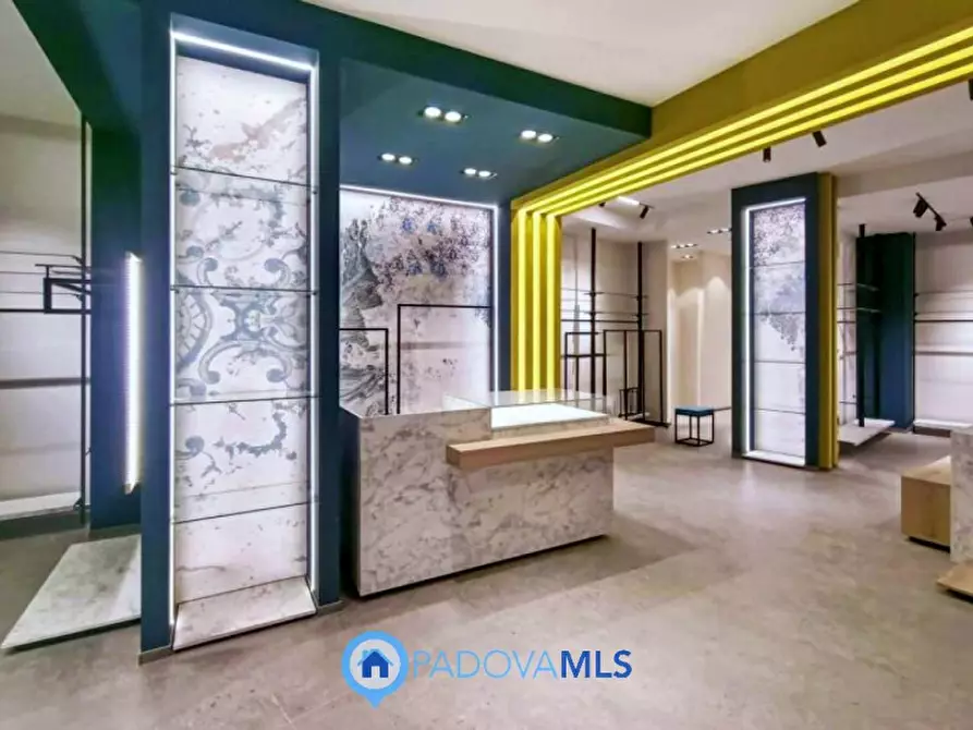 Immagine 1 di Negozio in vendita  in Viale Stazione a Montegrotto Terme