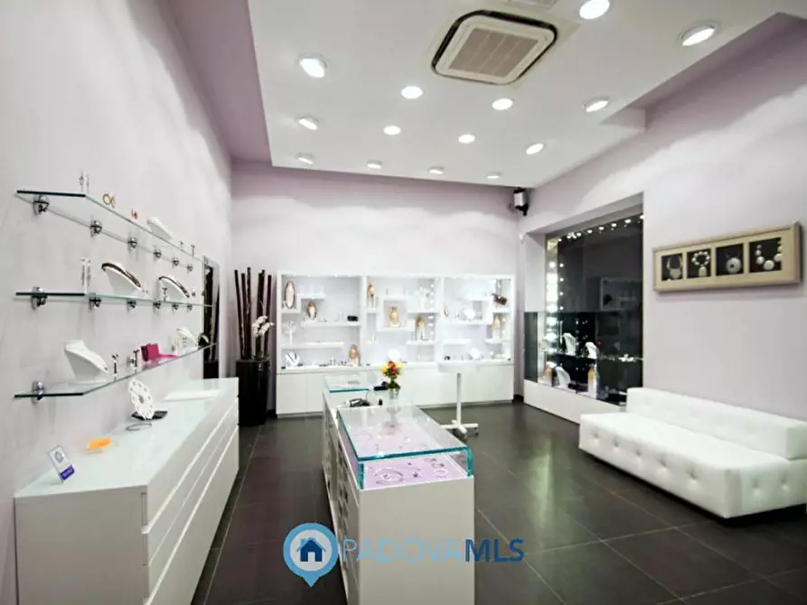 Immagine 2 di Negozio in vendita  in Viale Stazione a Montegrotto Terme