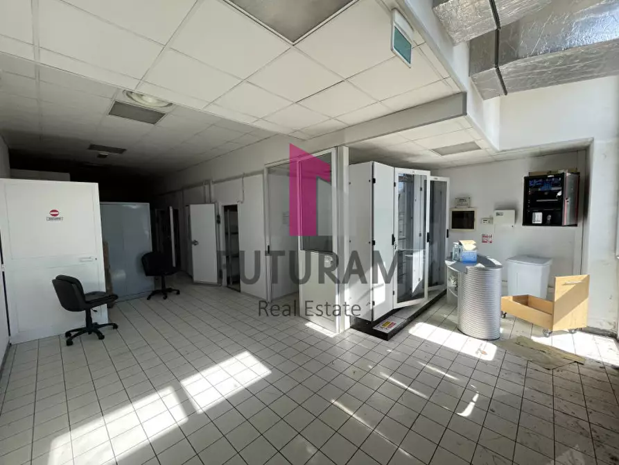 Immagine 19 di Negozio in affitto  a Pianiga