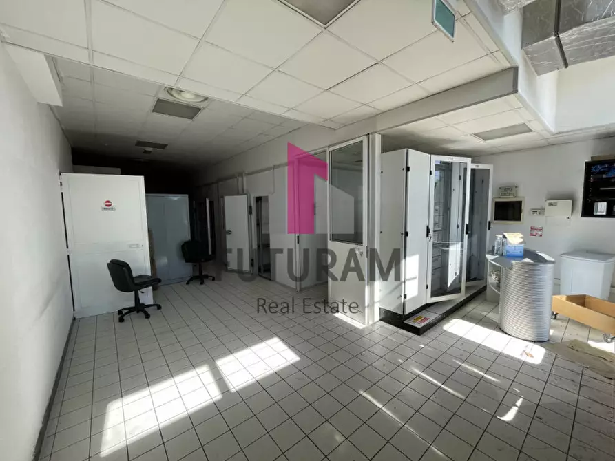 Immagine 20 di Negozio in affitto  a Pianiga