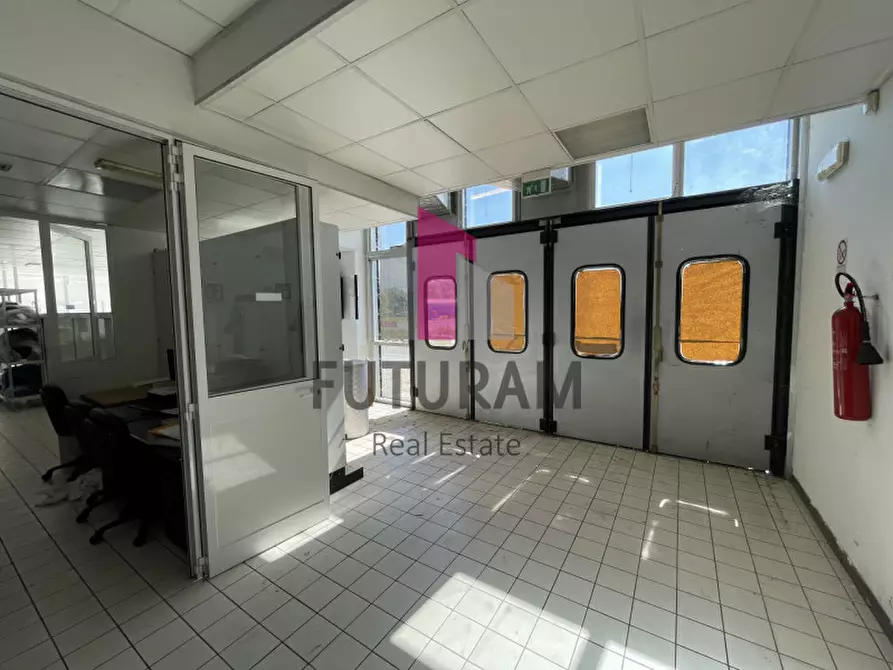 Immagine 21 di Negozio in affitto  a Pianiga