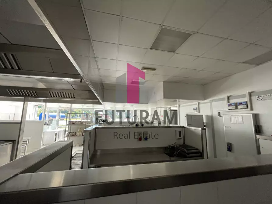 Immagine 24 di Negozio in affitto  a Pianiga