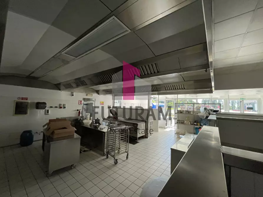 Immagine 25 di Negozio in affitto  a Pianiga