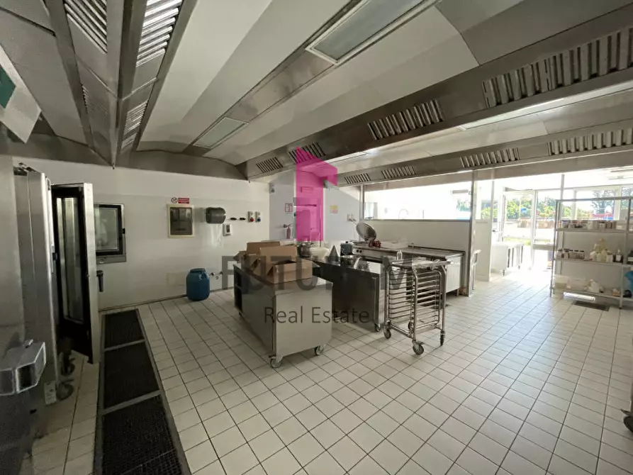 Immagine 26 di Negozio in affitto  a Pianiga