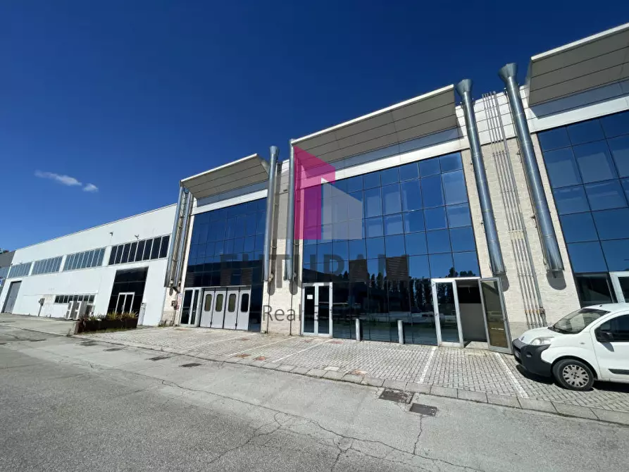 Immagine 30 di Negozio in affitto  a Pianiga