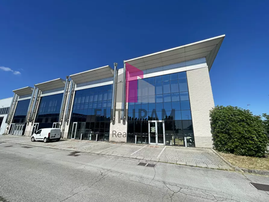 Immagine 32 di Negozio in affitto  a Pianiga