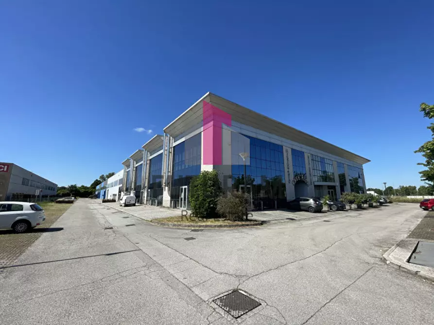 Immagine 34 di Negozio in affitto  a Pianiga