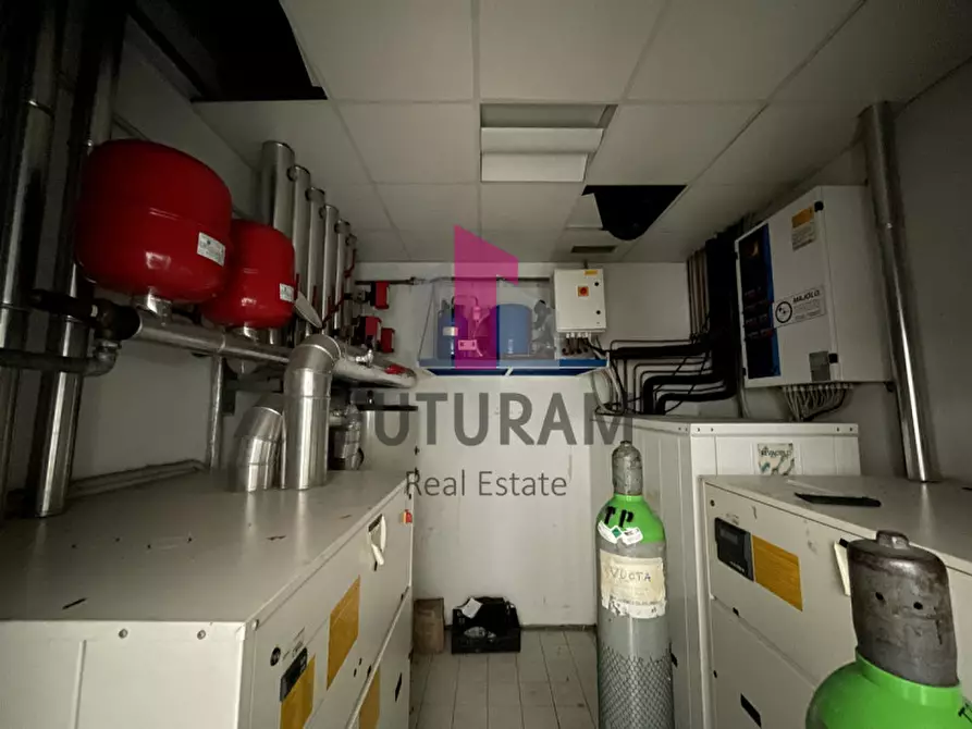 Immagine 17 di Negozio in vendita  a Pianiga