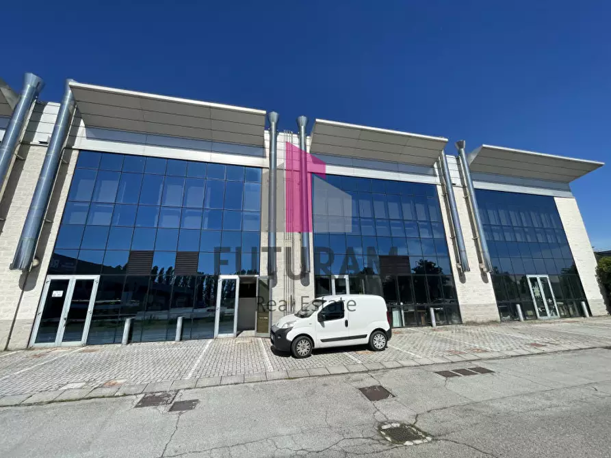 Immagine 31 di Negozio in vendita  a Pianiga