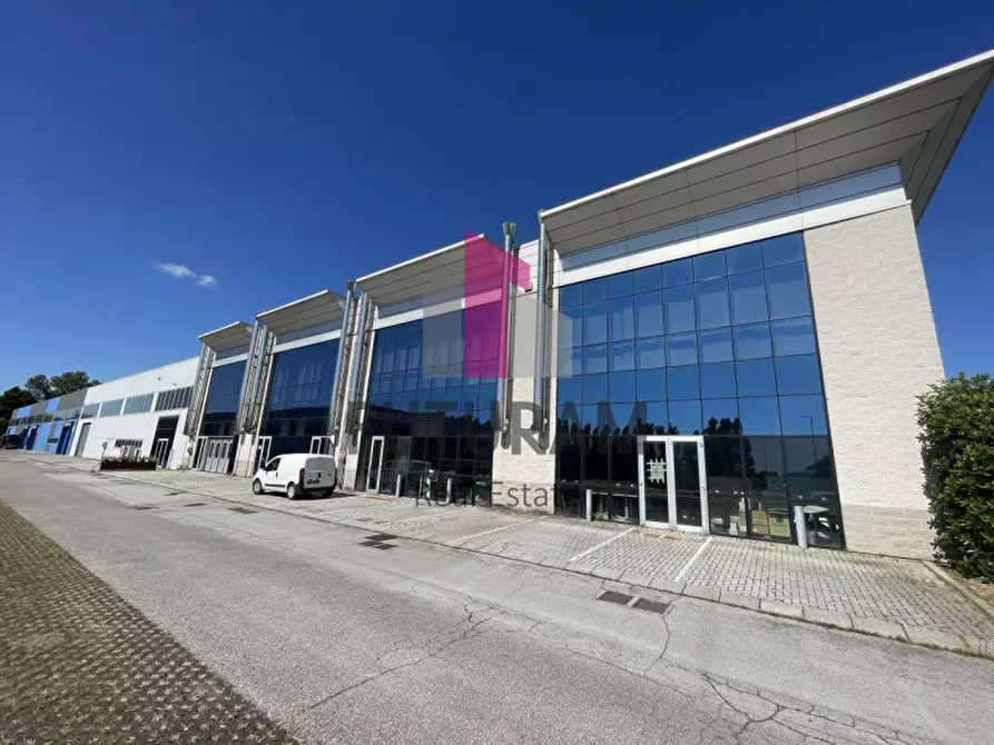 Immagine 33 di Negozio in vendita  a Pianiga