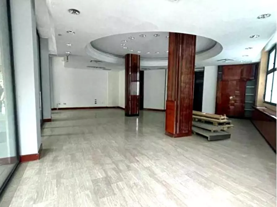 Immagine 1 di Negozio in vendita  in Viale Stazione a Montegrotto Terme