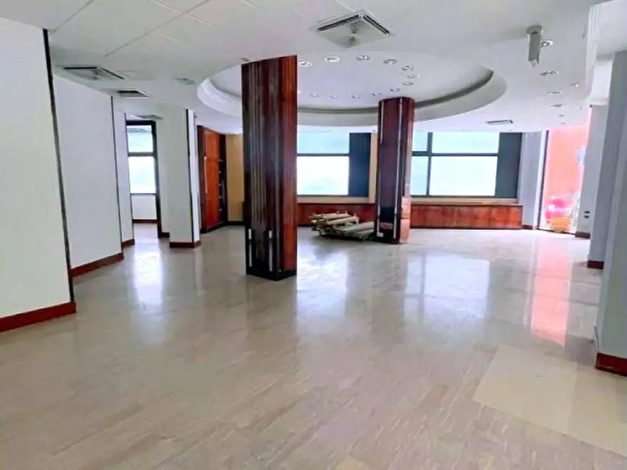 Immagine 2 di Negozio in vendita  in Viale Stazione a Montegrotto Terme