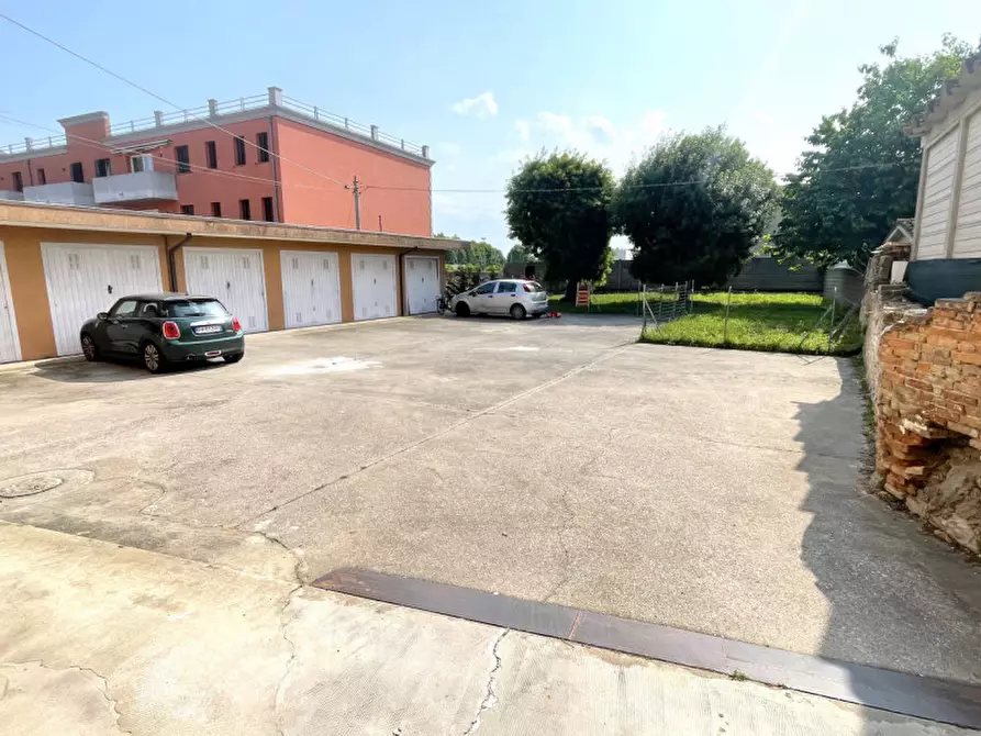 Immagine 8 di Negozio in vendita  a Brugine