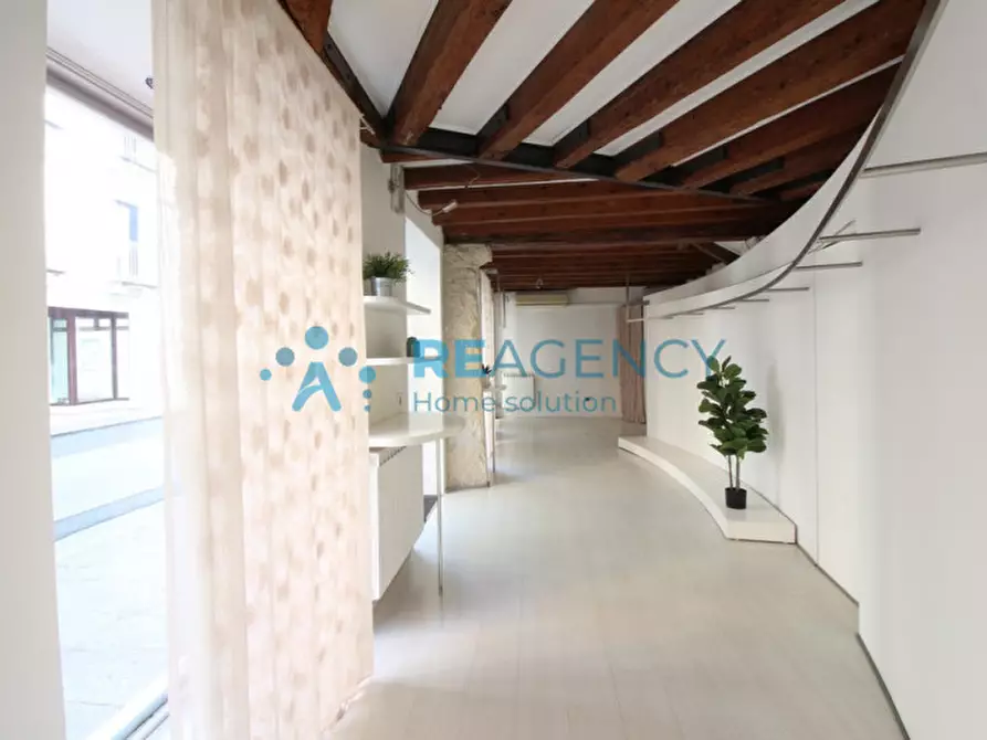 Immagine 1 di Negozio in vendita  in Corso Giuseppe Garibaldi a Thiene
