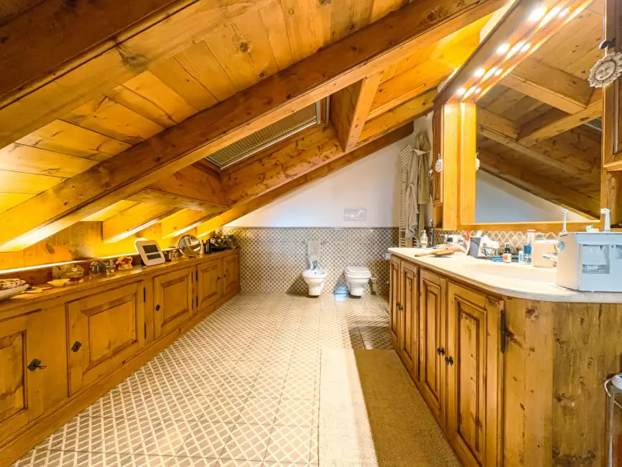 Immagine 42 di Villa in vendita  in Via Monviso 1 a Oleggio Castello