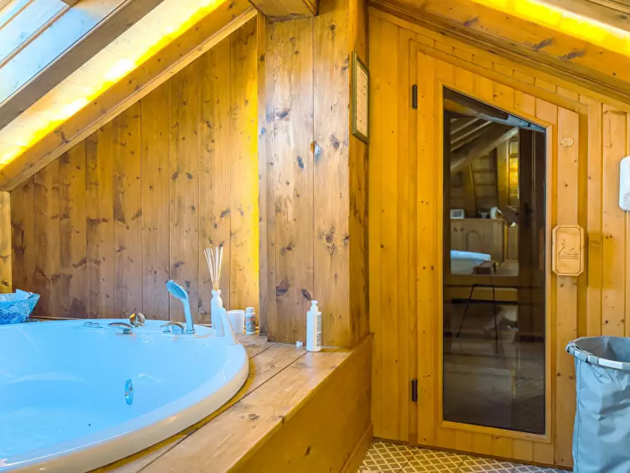 Immagine 43 di Villa in vendita  in Via Monviso 1 a Oleggio Castello