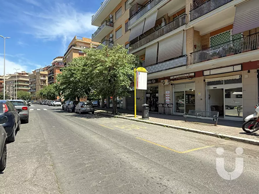Immagine 8 di Negozio in vendita  in Via dei Velieri a Roma