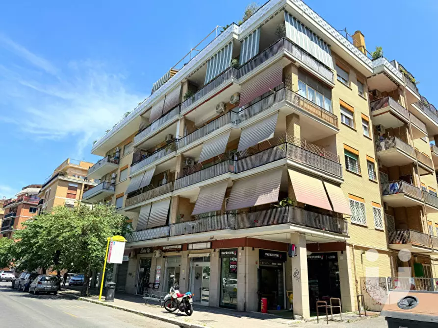 Immagine 9 di Negozio in vendita  in Via dei Velieri a Roma