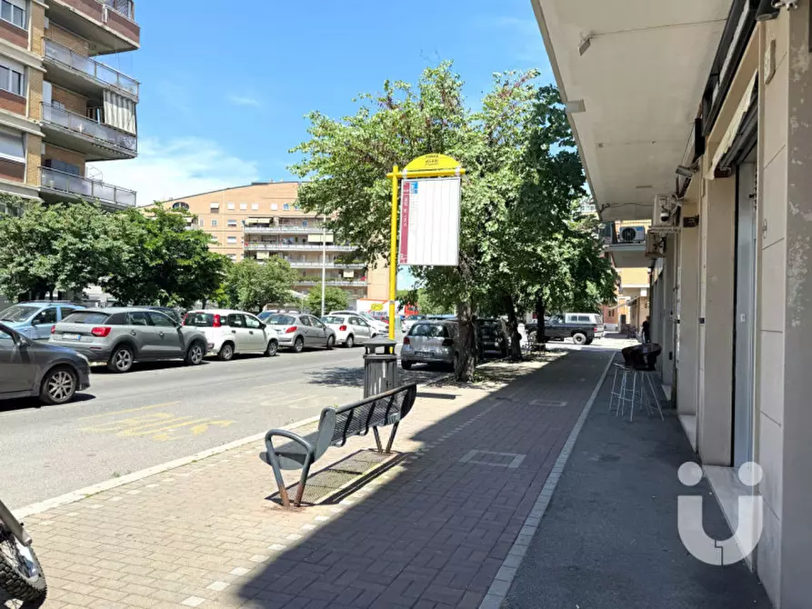 Immagine 10 di Negozio in vendita  in Via dei Velieri a Roma