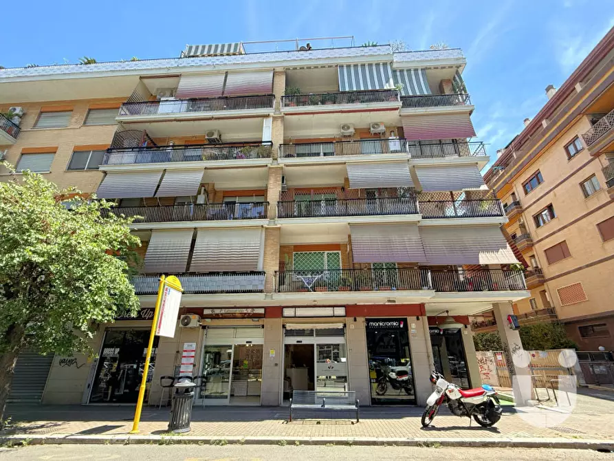 Immagine 11 di Negozio in vendita  in Via dei Velieri a Roma