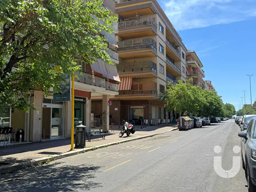 Immagine 12 di Negozio in vendita  in Via dei Velieri a Roma
