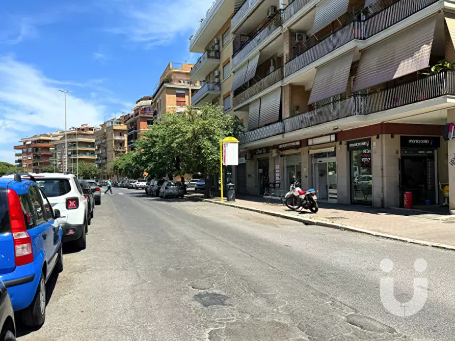 Immagine 13 di Negozio in vendita  in Via dei Velieri a Roma