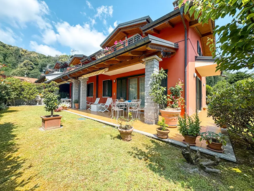 Immagine 1 di Villa in vendita  in Via per Colazza 24 a Meina