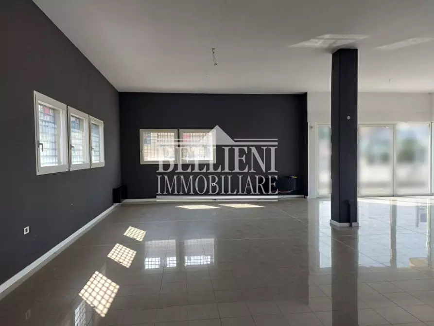 Immagine 1 di Negozio in affitto  in Via Roma a Torri Di Quartesolo