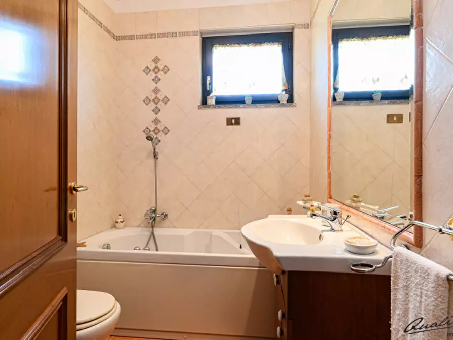 Immagine 11 di Villa in vendita  in via Irlanda a Guidonia Montecelio