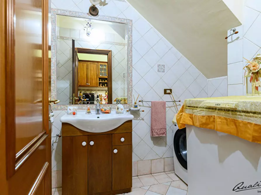 Immagine 29 di Villa in vendita  in via Irlanda a Guidonia Montecelio