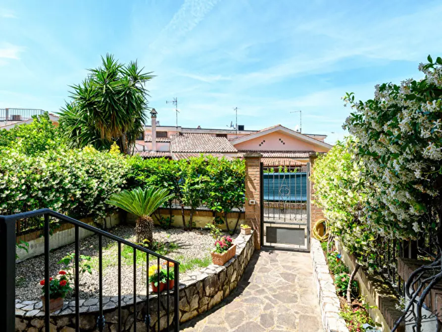 Immagine 36 di Villa in vendita  in via Irlanda a Guidonia Montecelio