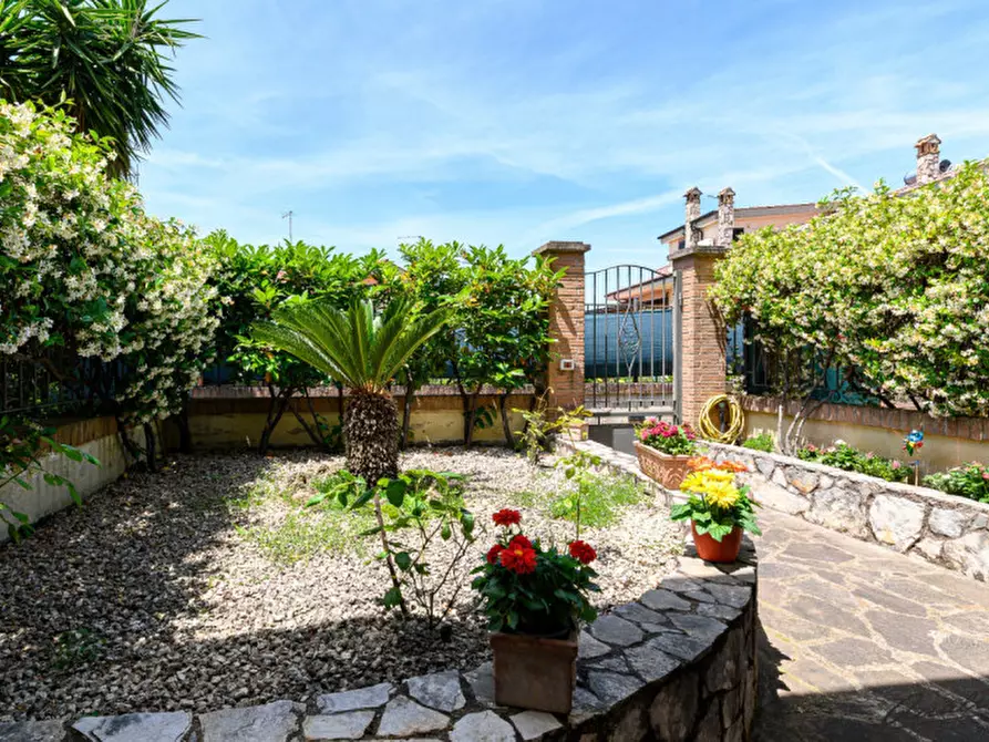 Immagine 38 di Villa in vendita  in via Irlanda a Guidonia Montecelio