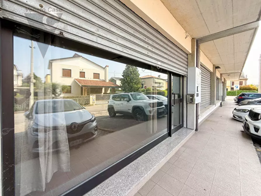 Immagine 1 di Negozio in vendita  a Padova