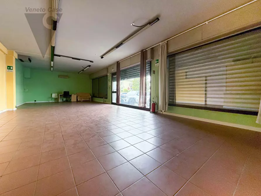 Immagine 3 di Negozio in vendita  a Padova